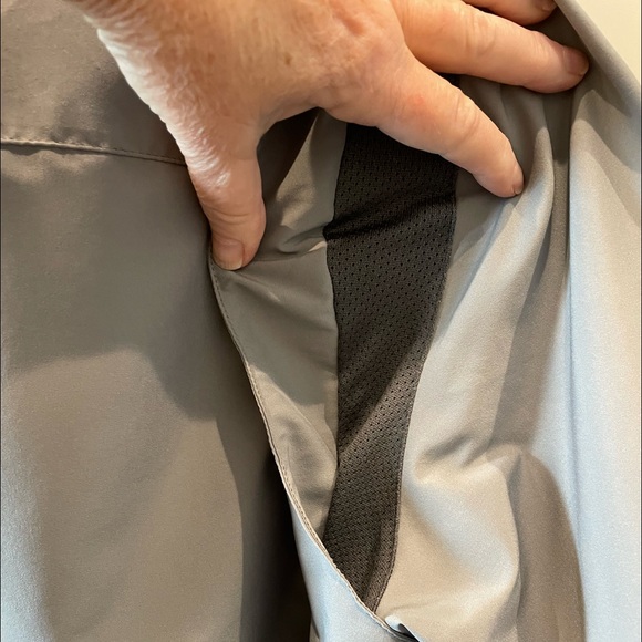 Mens Under Armour heat gear loose shirt. - Picture 9 of 12